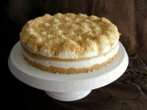 עוגת גבינה פירורים ללא אפייה עם הפתעת אפרסק