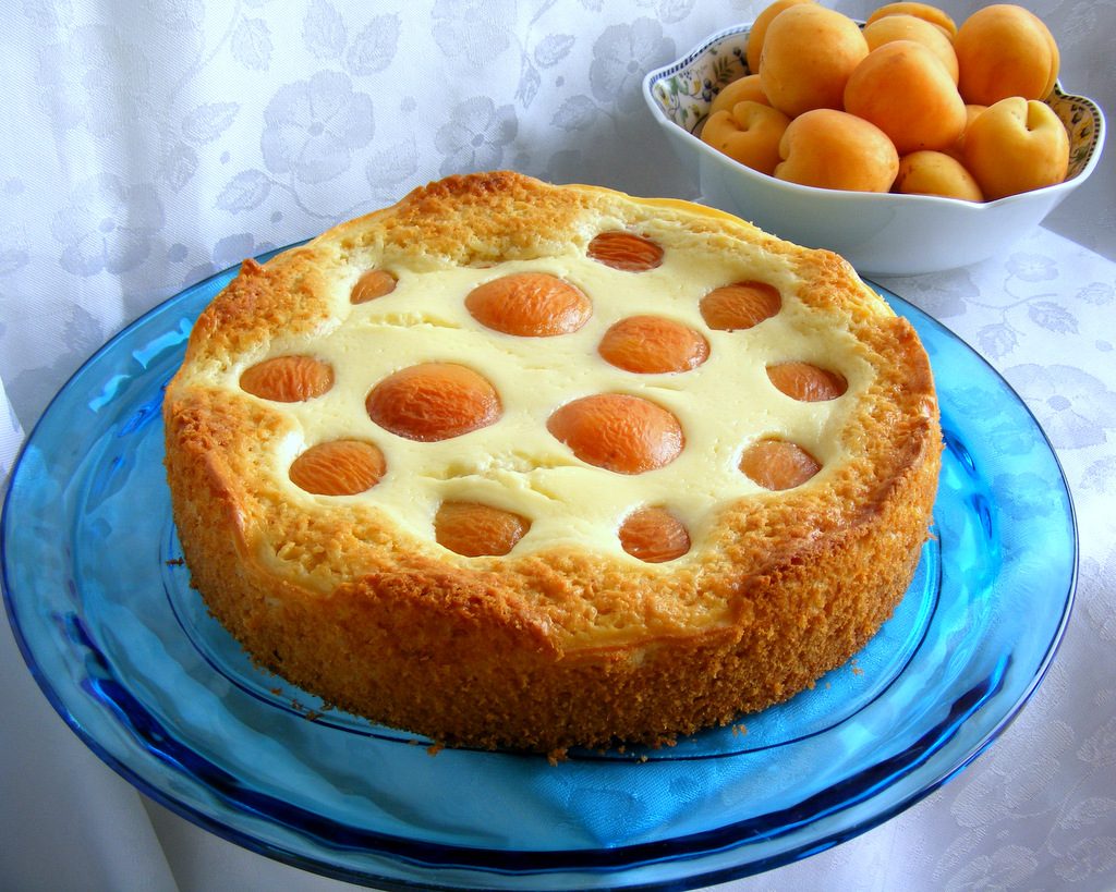 עוגת גבינה אפויה עם משמש טרי עוגה בחושה וממש קלה להכנה