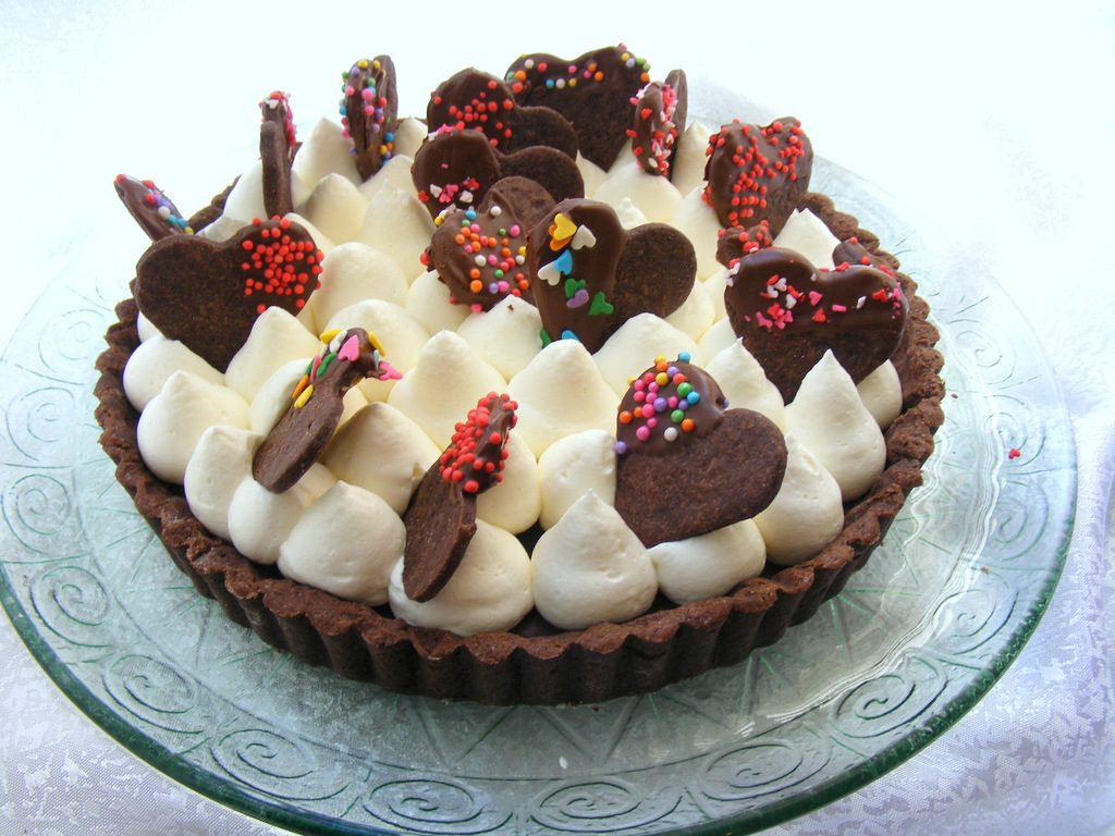 פאי שוקולד קצפת ועוגיות לב מקושטת פאי שעושה שמח בלב