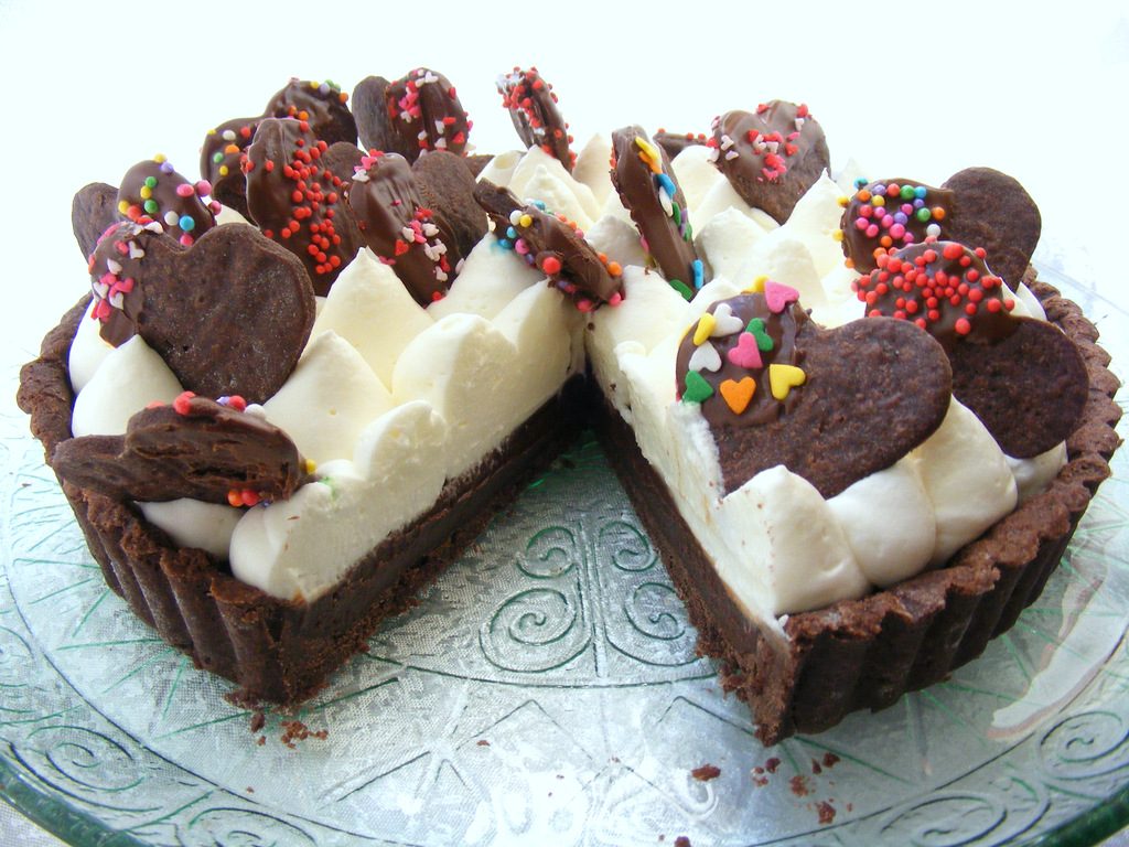 פאי שוקולד קצפת ועוגיות לב מקושטת פאי שעושה שמח בלב