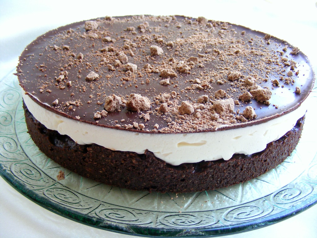 עוגת שוקולד וופלים וקצפת ללא אפייה הכי קלה וטעימה
