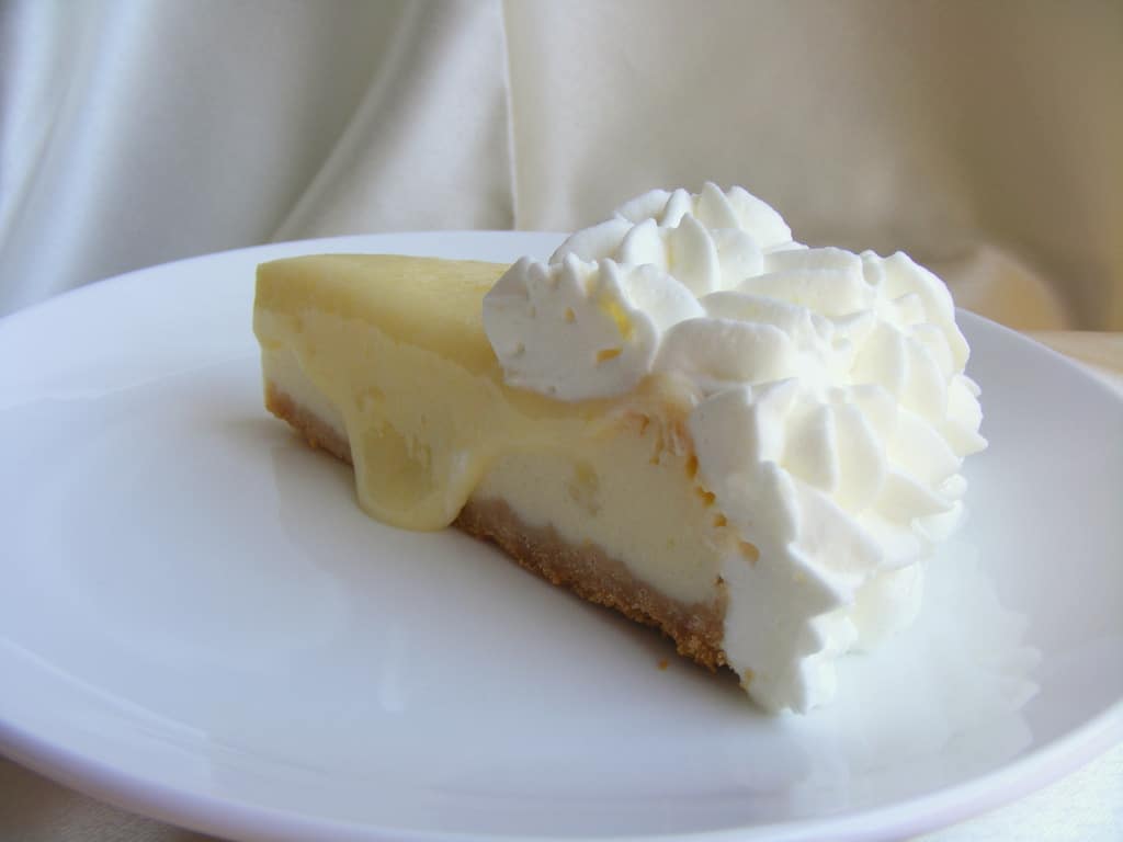 עוגת גבינה עם קרם לימון וקצפת עוגה יפה וטעימה