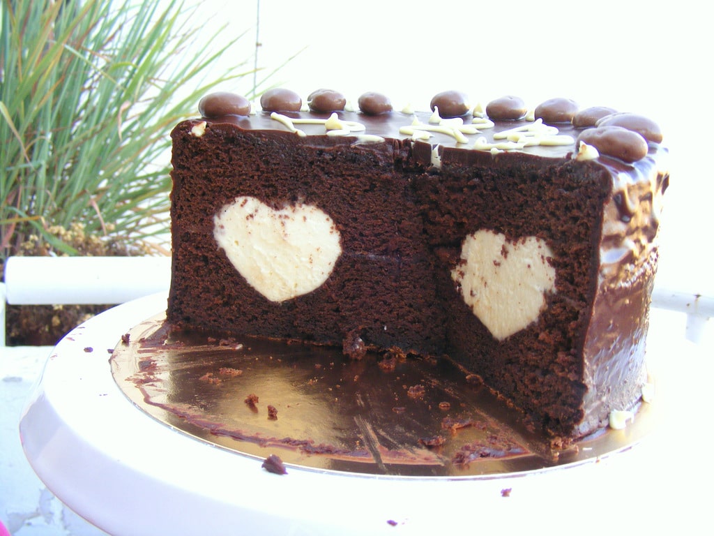 עוגת לב בהפתעה עוגה חגיגית מלאת אהבה