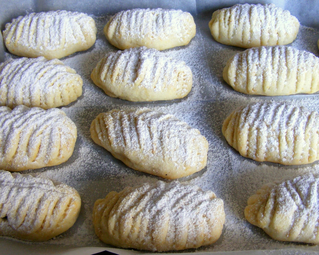 עוגיות מעמול מבצק עם סולת במבחר טעמים