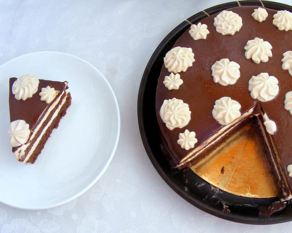 עוגת שכבות שוקולד וקרם גבינה עם נוגט