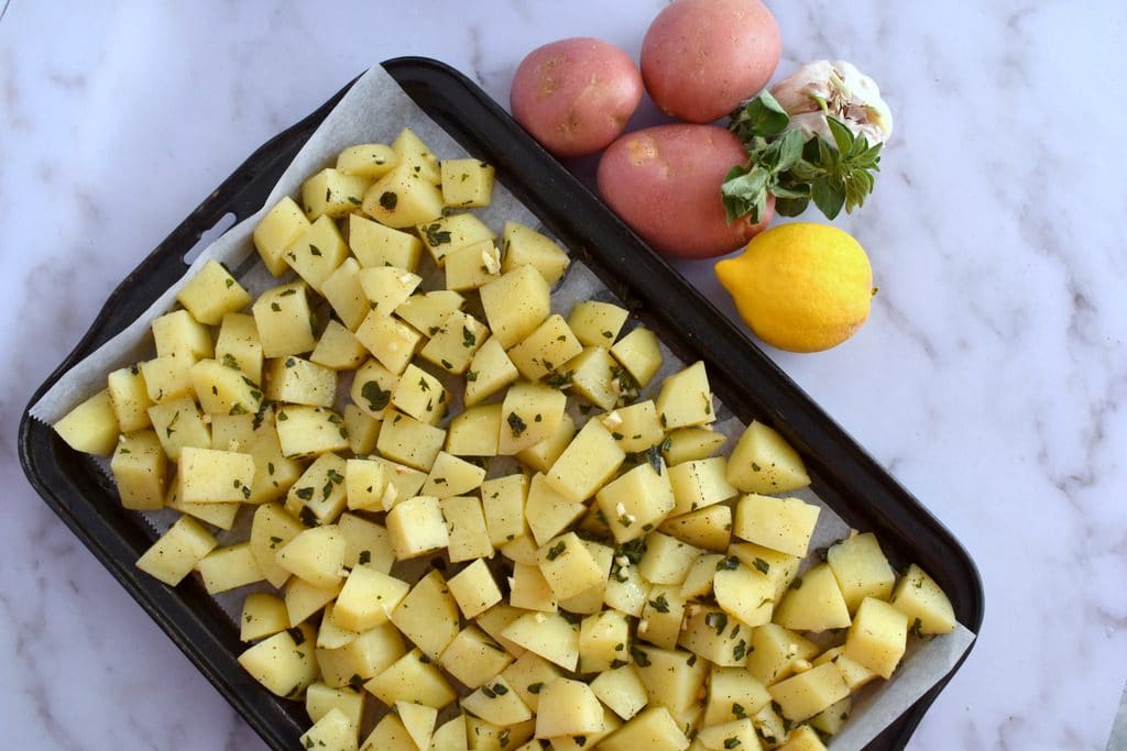 תפוחי אדמה בתנור בסגנון יווני עם לימון גבינת פטה ועשבי תיבול