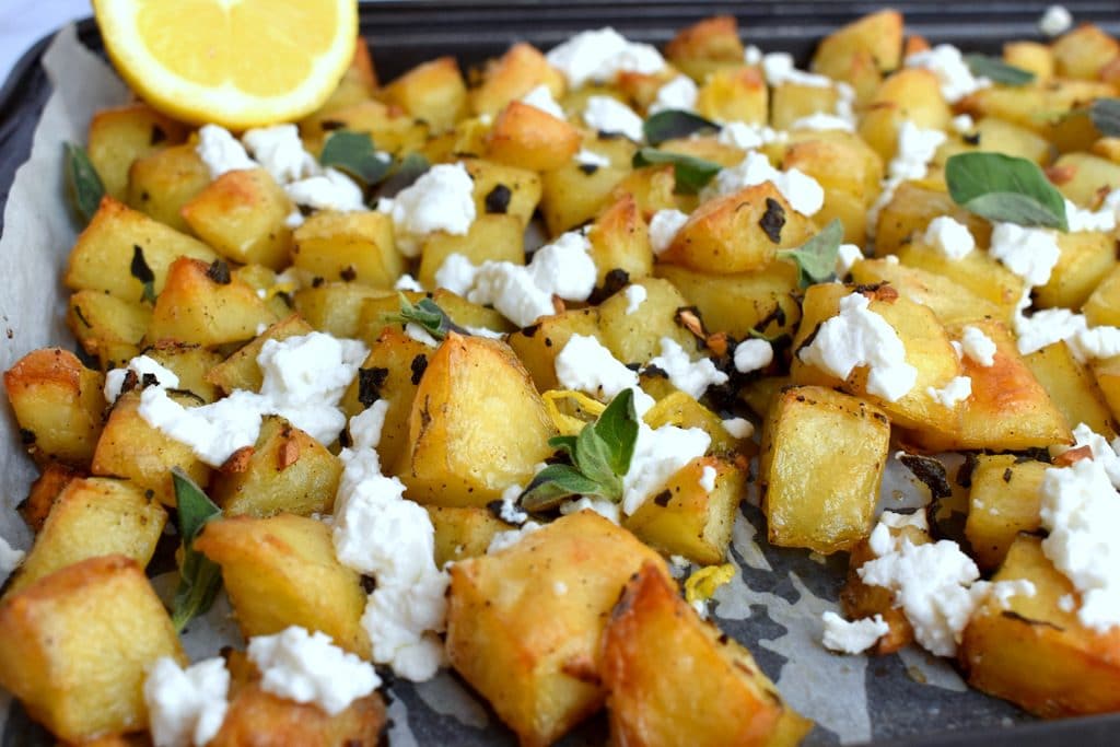 תפוחי אדמה בתנור בסגנון יווני עם לימון גבינת פטה ועשבי תיבול