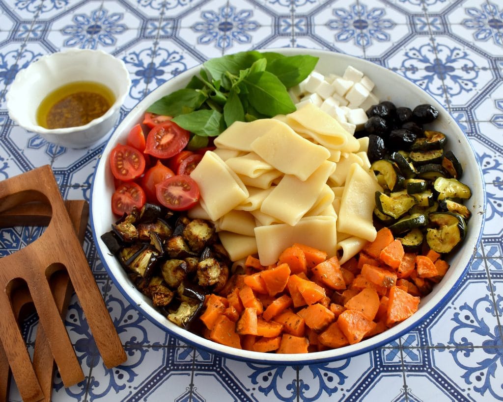 סלט פסטה בסגנון איטלקי עם ירקות וגבינות