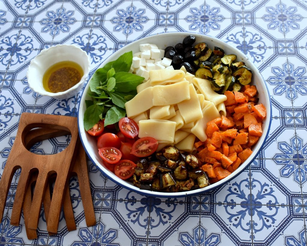 סלט פסטה בסגנון איטלקי עם ירקות וגבינות