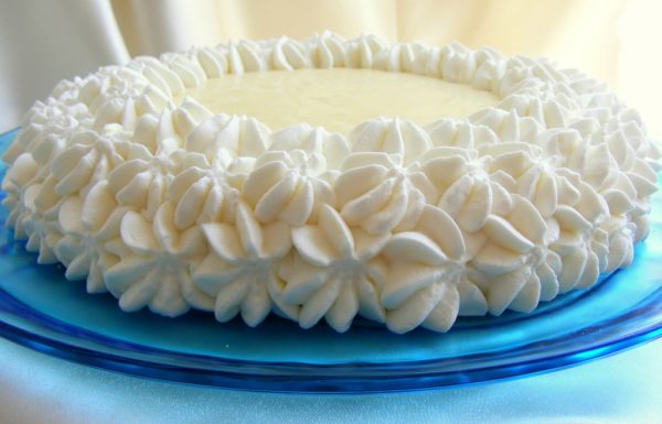 עוגת גבינה עם קרם לימון וקצפת עוגה יפה וטעימה