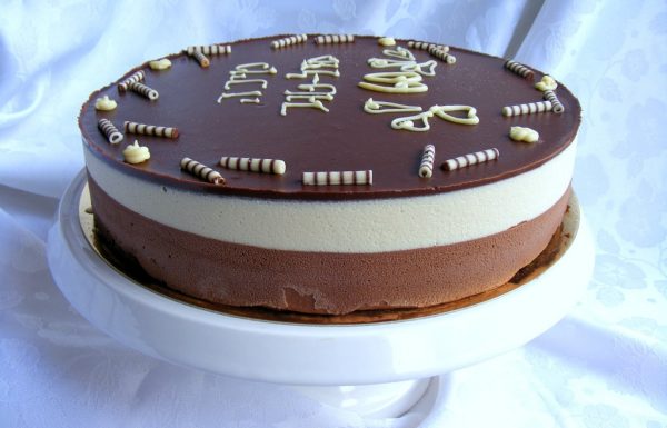 עוגת מוס שוקולד חלבה עוגת יום הולדת חגיגית וטעימה