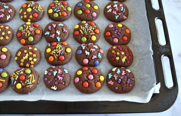 עוגיות שוקולד צבעוניות שכיף להכין עם הילדים